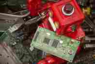 Roboter mit Leiterplatten. © Stock Adobe